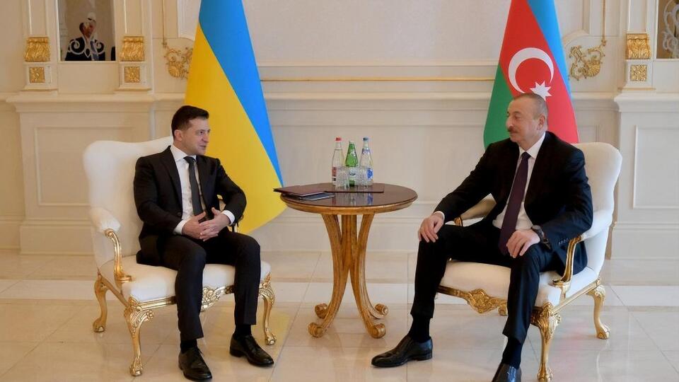 Зеленский обсудил с Алиевым строительство дорог в Украине