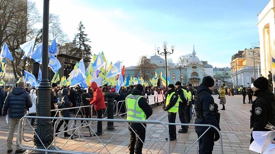 На митинге против продажи земли у Рады сегодня произошло столкновение полицейских и активистов