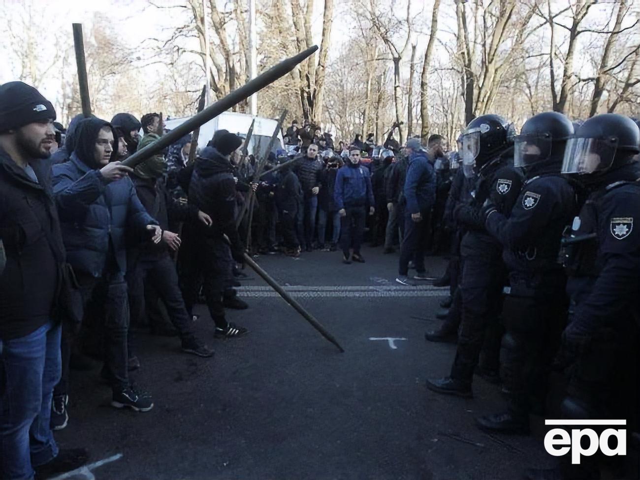 17 грудня активісти влаштували під Верховною Радою акцію протесту проти продажу землі сільськогосподарського призначення