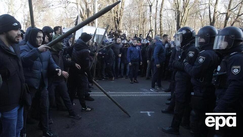17 грудня активісти влаштували під Верховною Радою акцію протесту проти продажу землі сільськогосподарського призначення