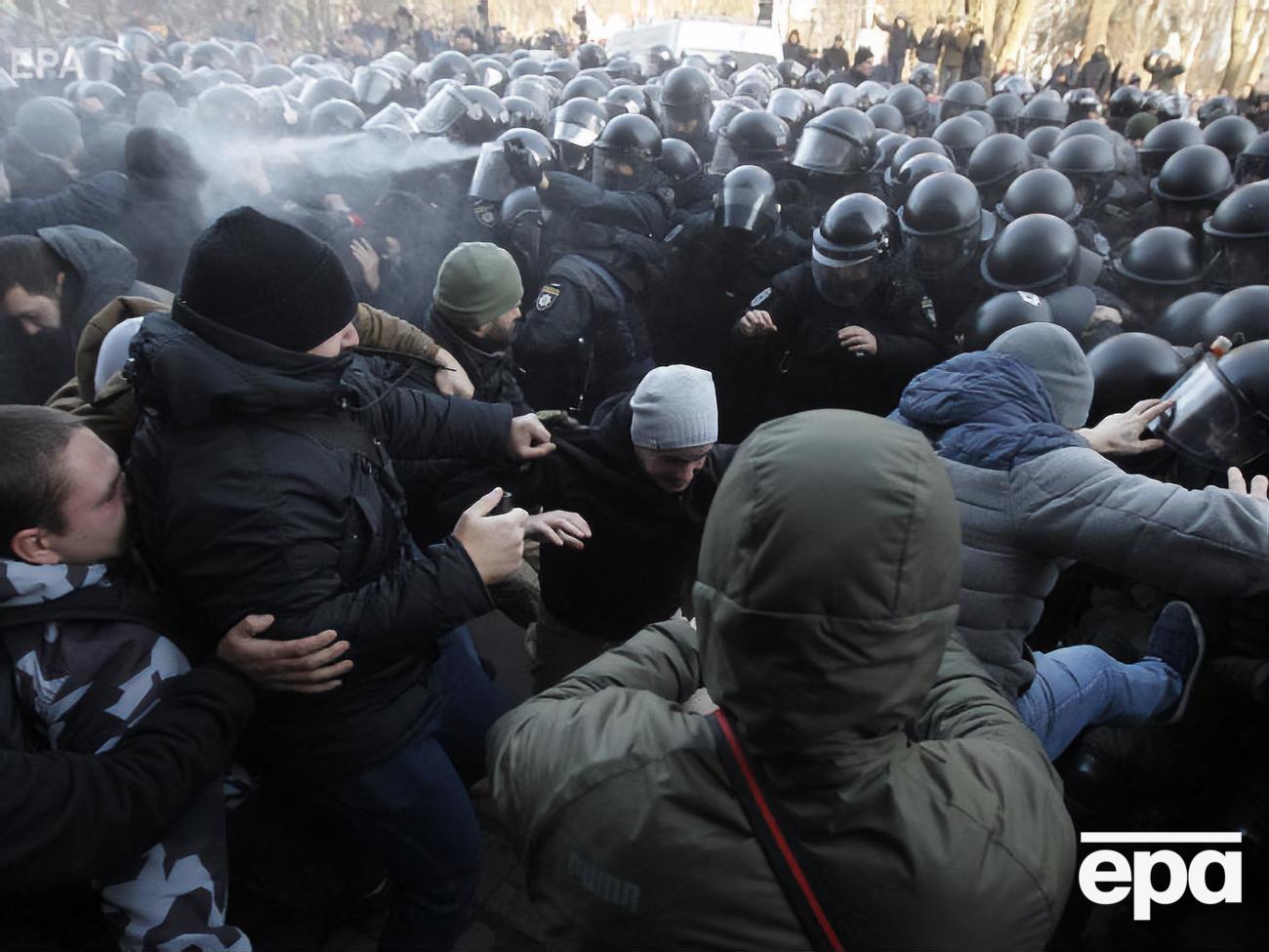 Під Верховною Радою між мітингувальниками та правоохоронцями сталися сутички. Фоторепортаж