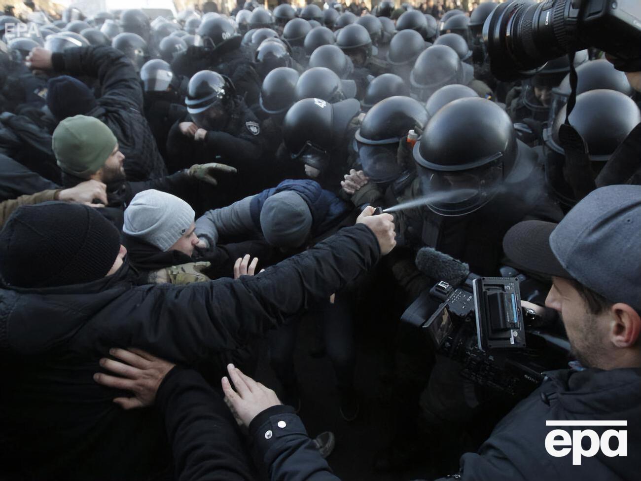 В результате столкновений под Радой пострадало 17 полицейских и двое гражданских