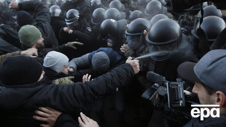 В результате столкновений под Радой пострадало 17 полицейских и двое гражданских