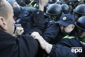 В результате стычек пострадало 17 правоохранителей и двое митингующих