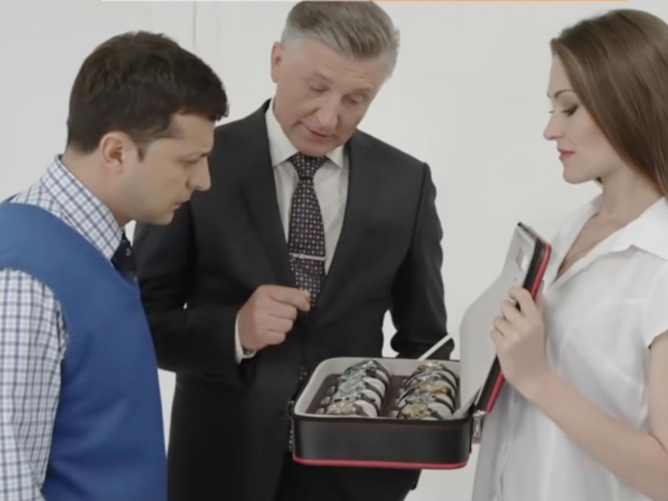 В РФ шутку, в которой герой Зеленского выбирает часы, увидела лишь часть зрителей, так как ее вырезали