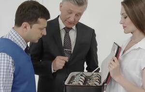 В РФ шутку, в которой герой Зеленского выбирает часы, увидела лишь часть зрителей, так как ее вырезали