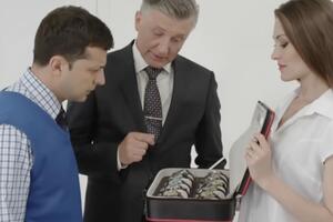 В РФ шутку, в которой герой Зеленского выбирает часы, увидела лишь часть зрителей, так как ее вырезали