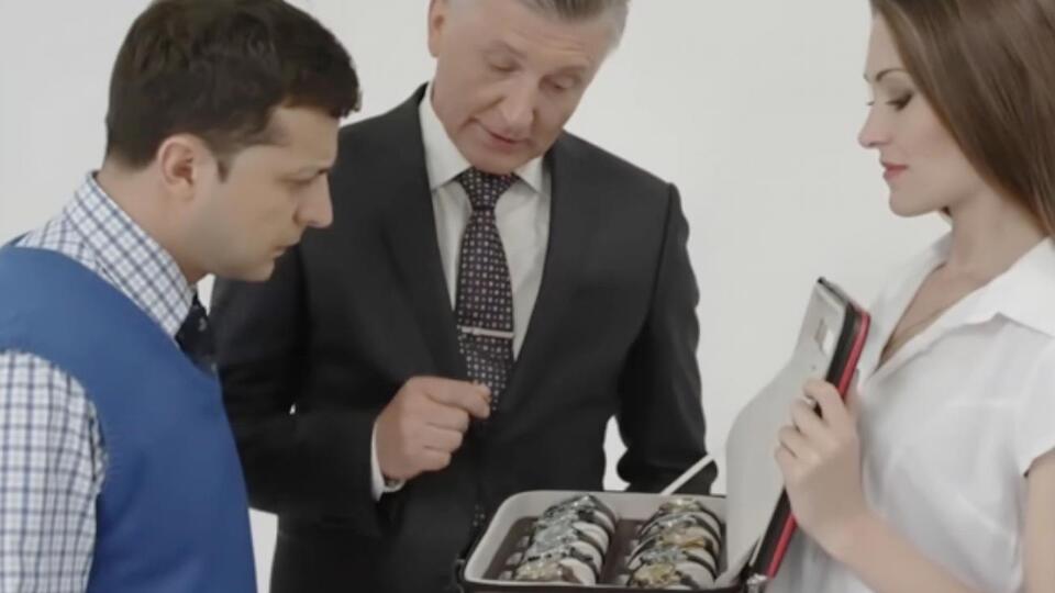 В РФ шутку, в которой герой Зеленского выбирает часы, увидела лишь часть зрителей, так как ее вырезали