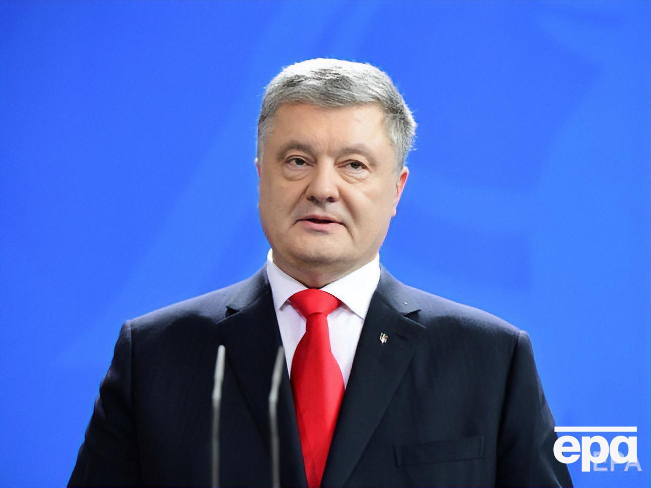 За даними ЗМІ, адміністрація Порошенка нібито платила ЗМІ та блогерам, щоб впливати на громадську думку