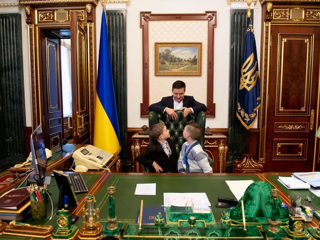 Зеленский показал детям свое рабочее место