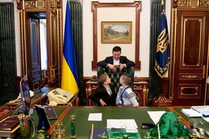 Зеленский показал детям свое рабочее место
