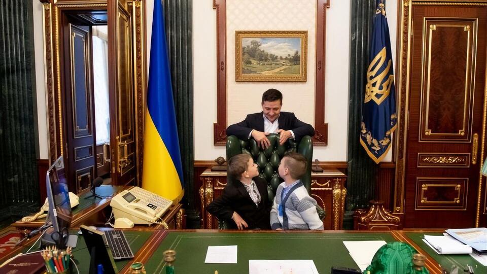 Зеленський показав дітям своє робоче місце
