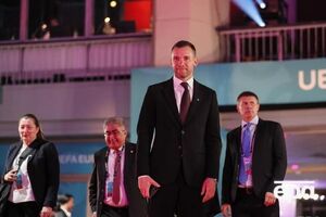 Шевченко (впереди) считает сборную Австрии непростым соперником