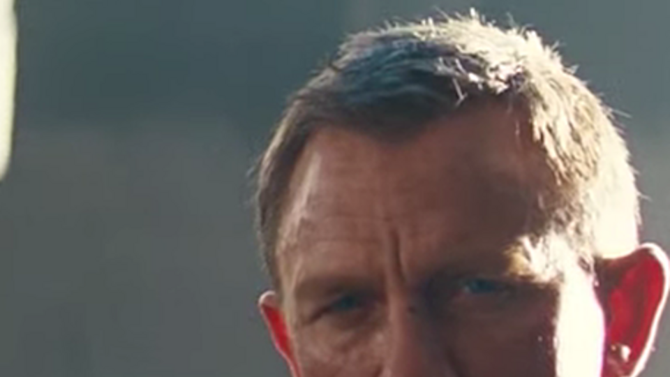 По сюжету Джеймс Бонд решает отойти от дел и отдохнуть на Ямайке