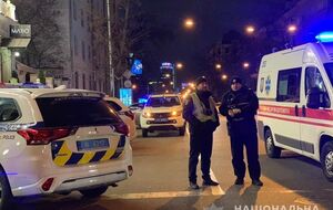 Вечером 1 декабря на пересечении улиц Льва Толстого и Тарасовской в Киеве неизвестный стрелял по автомобилю Range Rover