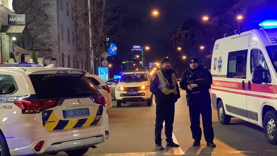 Вечером 1 декабря на пересечении улиц Льва Толстого и Тарасовской в Киеве неизвестный стрелял по автомобилю Range Rover