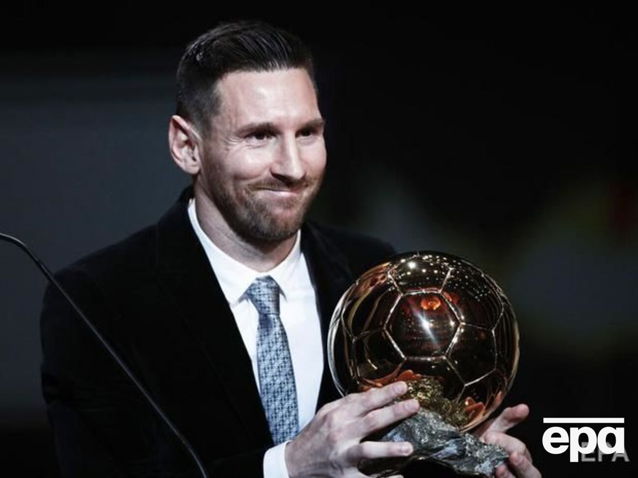 Месси получил шестой "Золотой мяч" в карьере