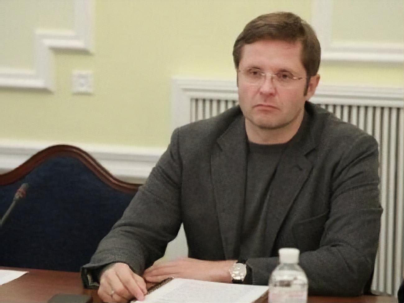 Андрей Холодов:&nbsp;У меня была доля в небольшом заводе, который производил алюминиевые профили, также на нем делались и киоски. Это единственное мое отношение к "мафии киоскеров", как меня назвали в некоторых материалах СМИ