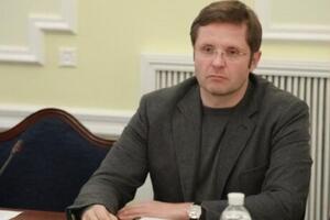 Андрей Холодов: У меня была доля в небольшом заводе, который производил алюминиевые профили, также на нем делались и киоски. Это единственное мое отношение к "мафии киоскеров", как меня назвали в некоторых материалах СМИ