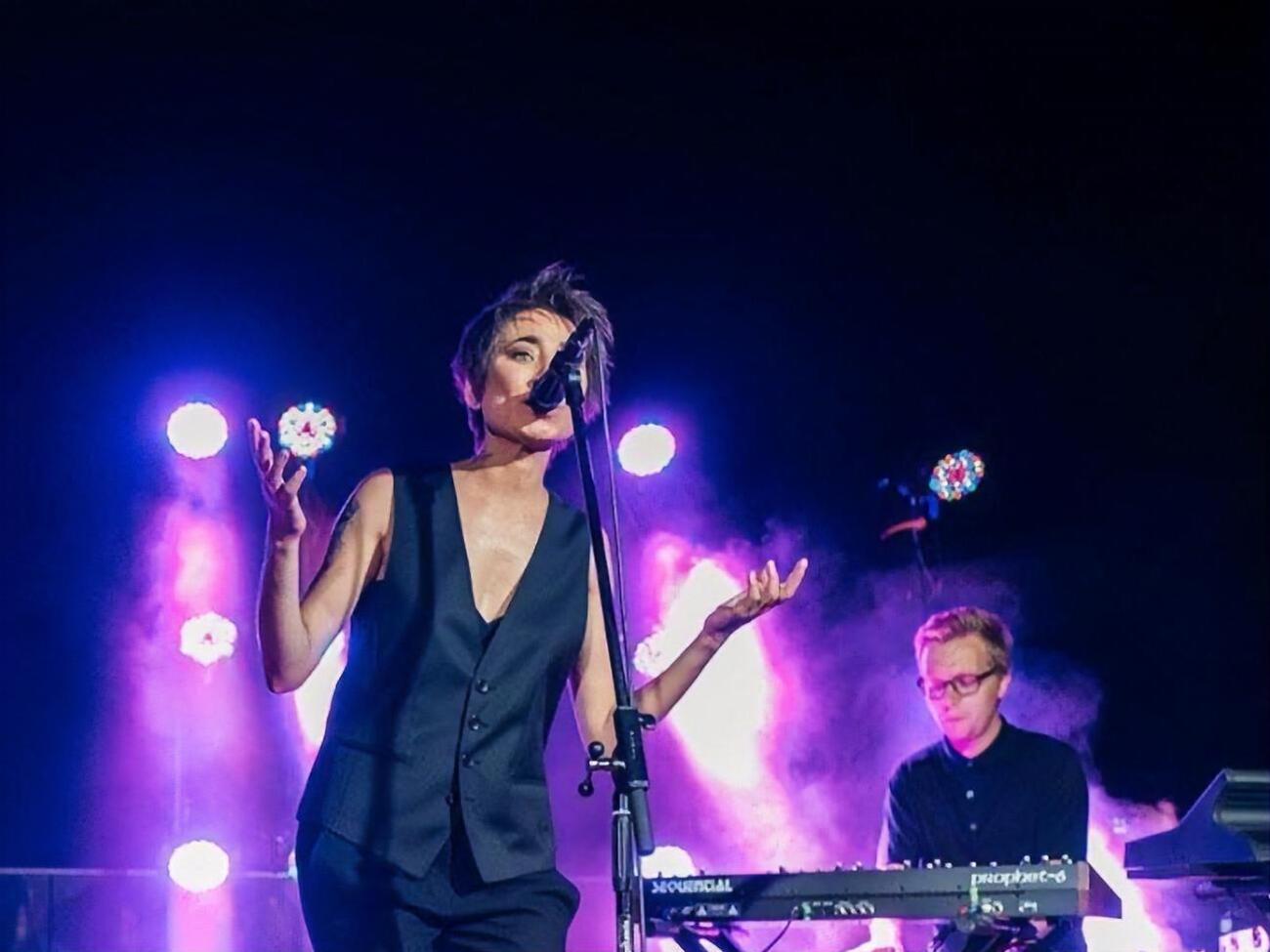 Земфира развлекала публику на дне рождения Галантерника