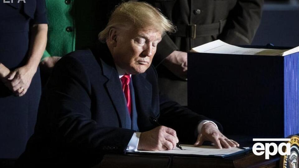 Трамп підписав бюджет на базі Ендрюс