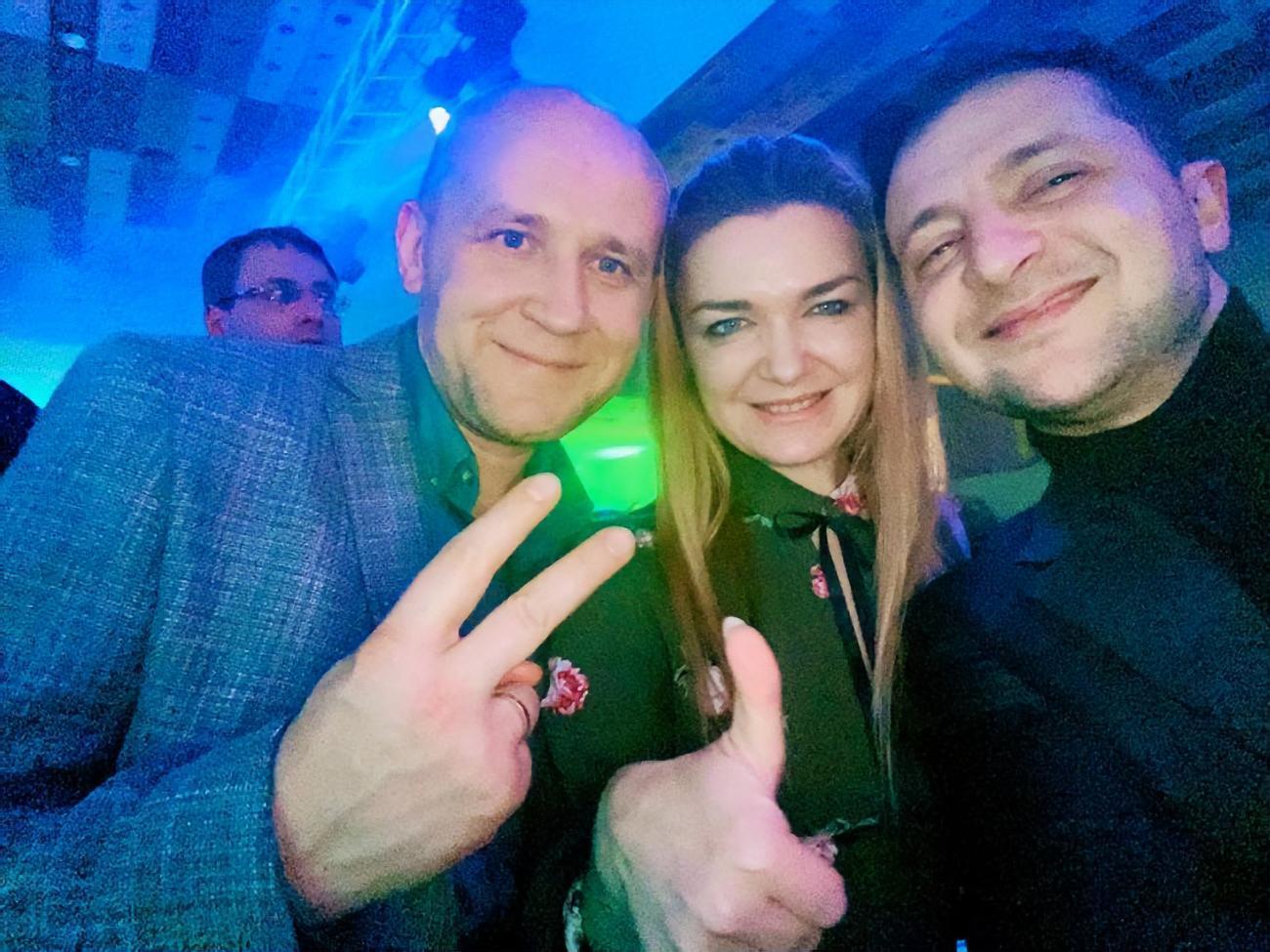 Нардепка Олена Мошенець (у центрі) опублікувала фотографії з новорічного корпоративу "Слуги народу"