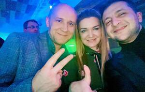 Нардеп Елена Мошенец (в центре) опубликовала фотографии с новогоднего корпоратива "Слуги народа"