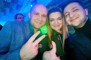 Нардеп Елена Мошенец (в центре) опубликовала фотографии с новогоднего корпоратива "Слуги народа"