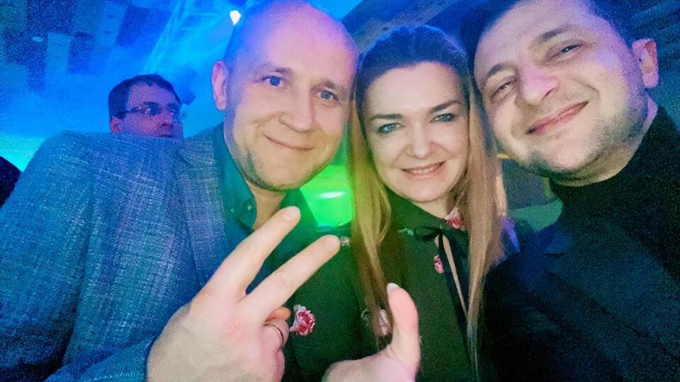 Нардепка Олена Мошенець (у центрі) опублікувала фотографії з новорічного корпоративу "Слуги народу"