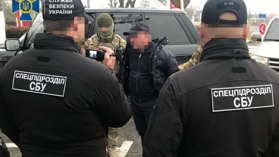 Депутата поселкового совета задержали во время получения $11 тыс.