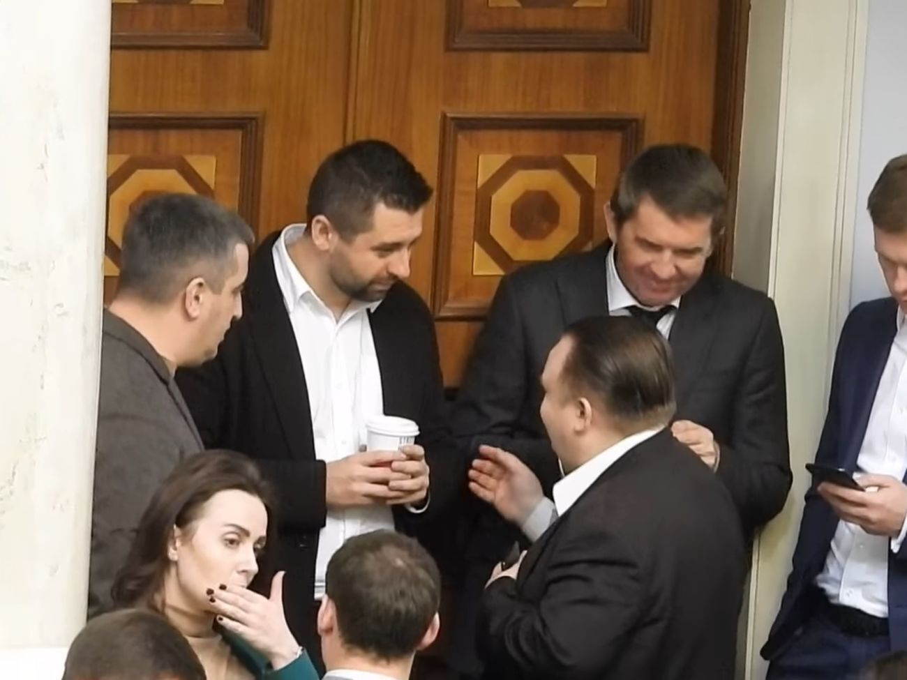 Пашковский подошел к Арахамии, но не вышел из зала заседаний