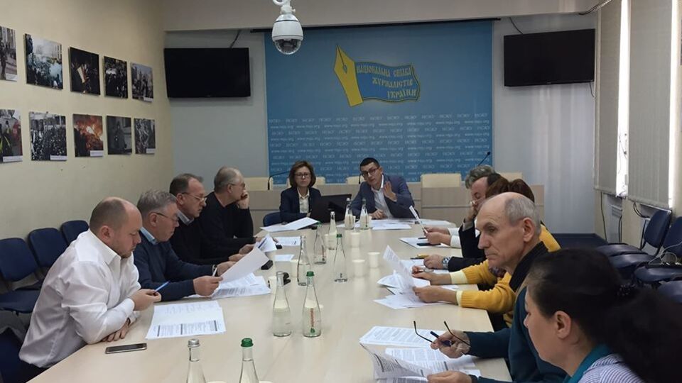 Томіленко (у центрі) заявив, що Бородянський уникає дискусії із НСЖУ