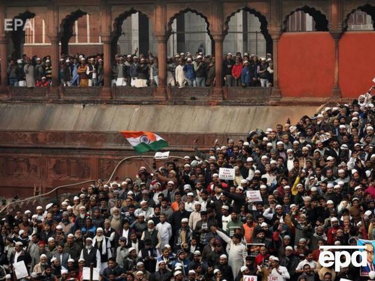 Во время протестов пострадали более двух сотен человек