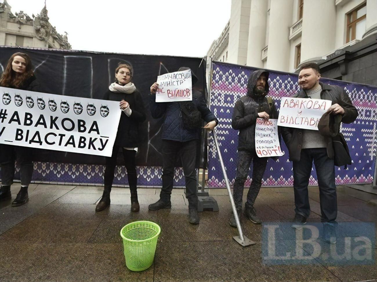 Протестующие принесли плакаты с лозунгами&nbsp;"Временный министр &ndash; время вышло", "Авакова в отставку"