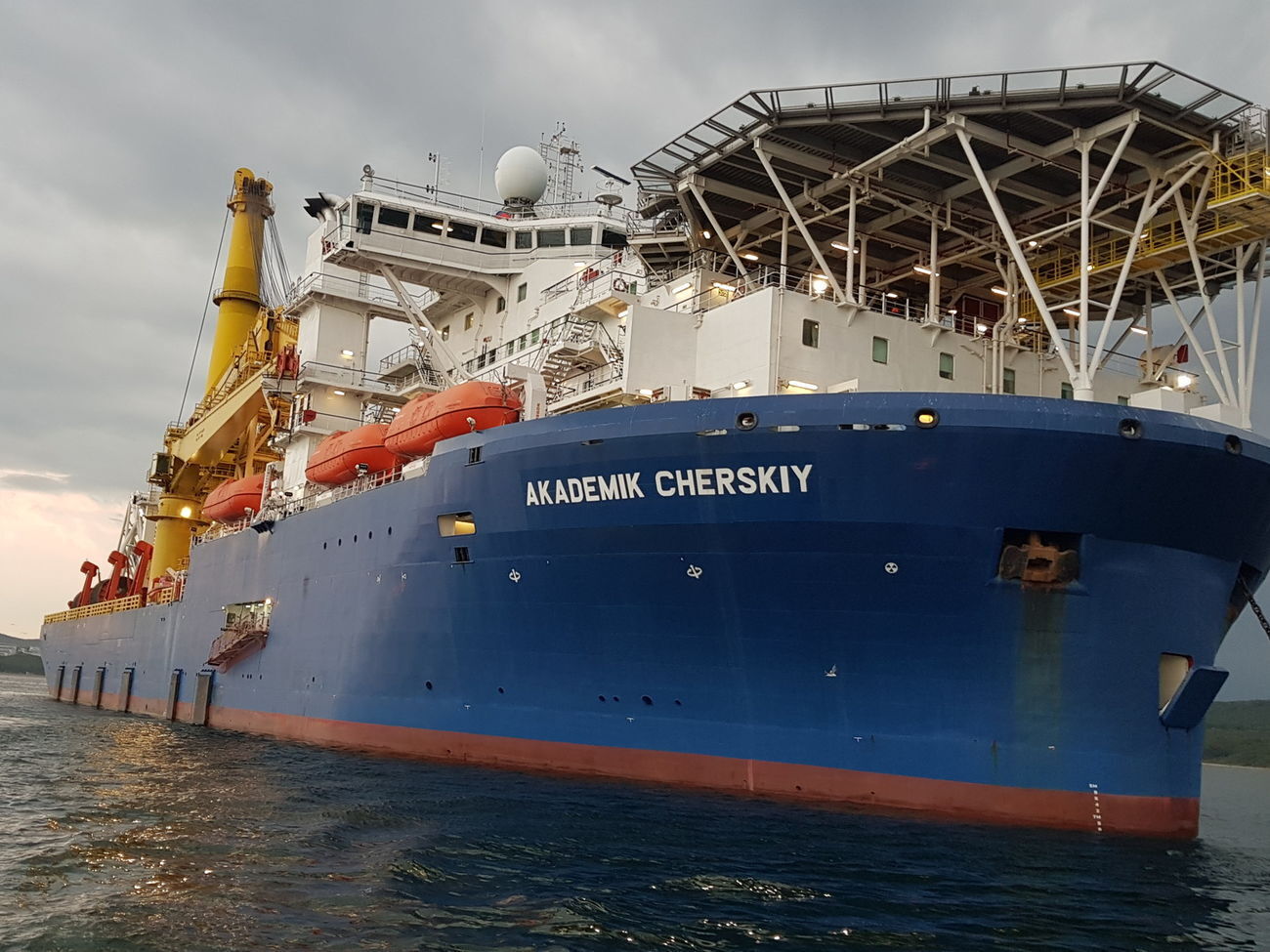 По данным S&P, "Академик Черский", который мог бы продолжить укладку труб, находится на Дальнем Востоке