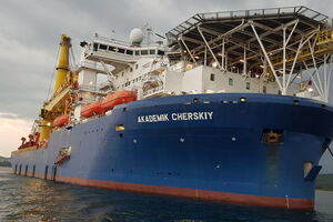 По данным S&P, "Академик Черский", который мог бы продолжить укладку труб, находится на Дальнем Востоке