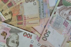 У Мінфіні заявили, що пенсії та соцвиплати виплачують за графіком