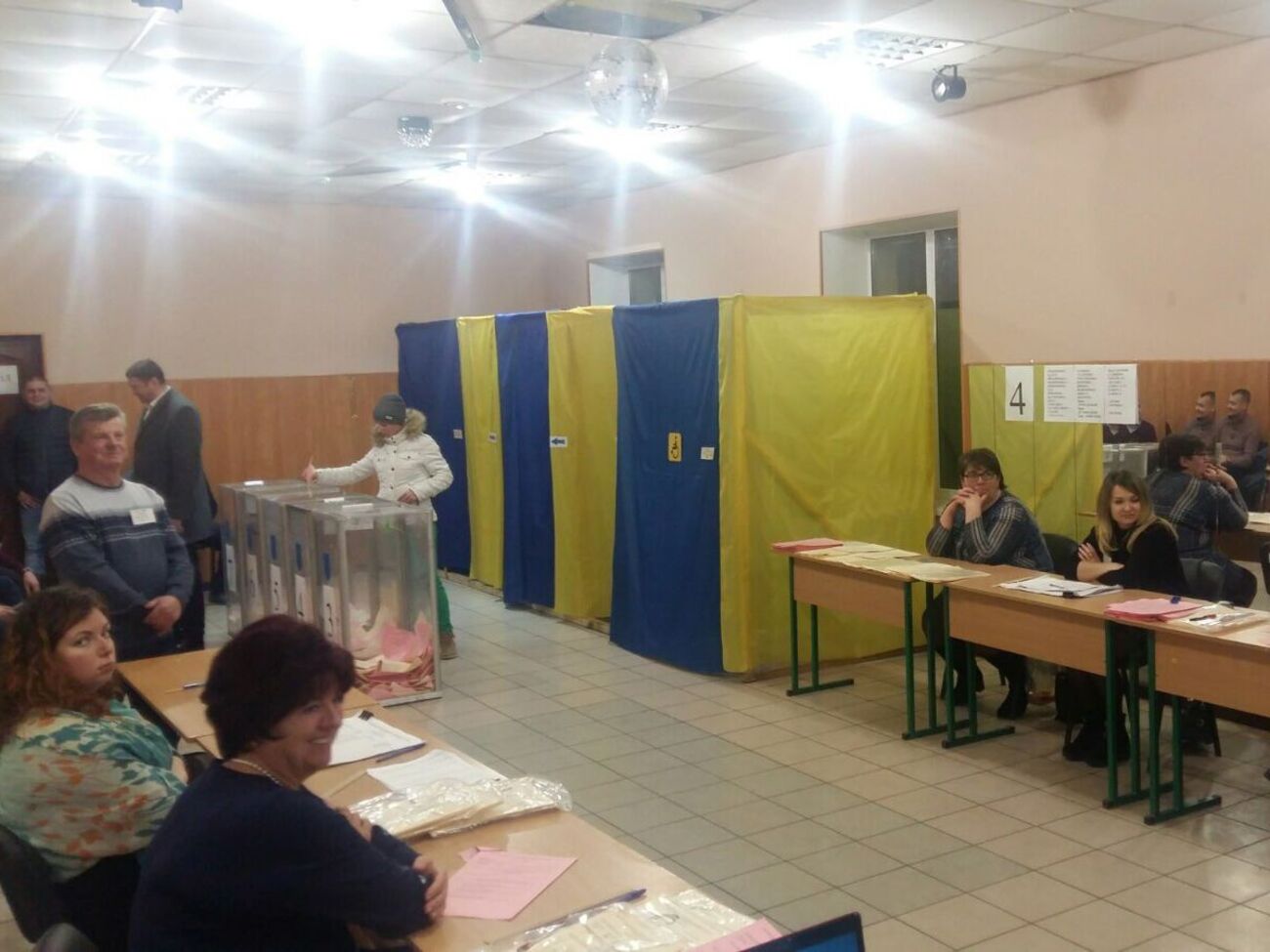 Вибори провели у 23 регіонах України