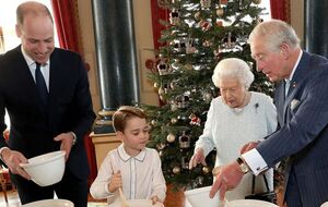 Четыре поколения королевской семьи собрались вместе, чтобы поддержать инициативу "Вместе на Рождество" Королевского британского легиона