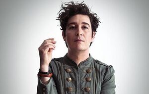 Pianoбой: Премьера только для людей с крепкими нервами! Обнимашковая опасность! Харассмент Деда Мороза! Летающие собаки и салаты, душевные разговоры с деревяхой в руке