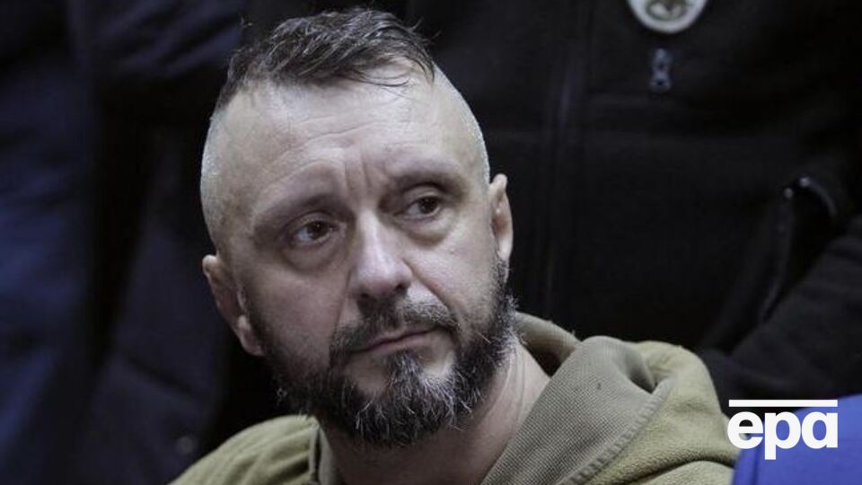 Антоненко не відповідає слідству на запитання про знайдену в нього міну