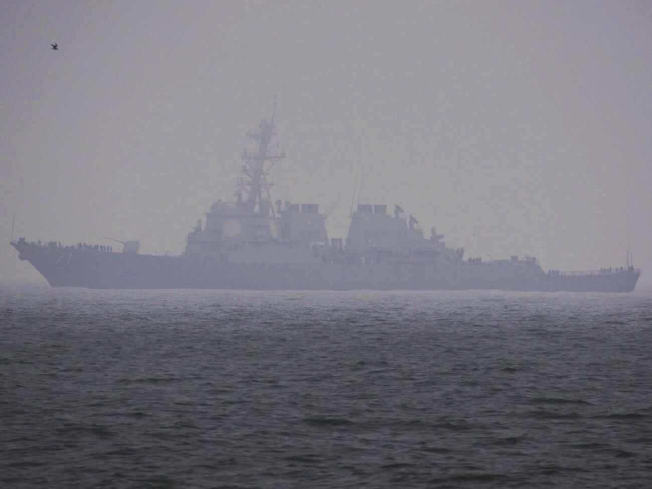 В Одесі есмінець пришвартувався в сильний туман