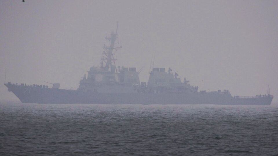 В Одесі есмінець пришвартувався в сильний туман