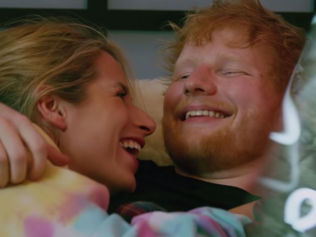 У кадрі Ширан із дружиною обіймаються, лежачи на дивані