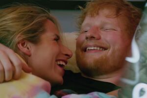 У кадрі Ширан із дружиною обіймаються, лежачи на дивані