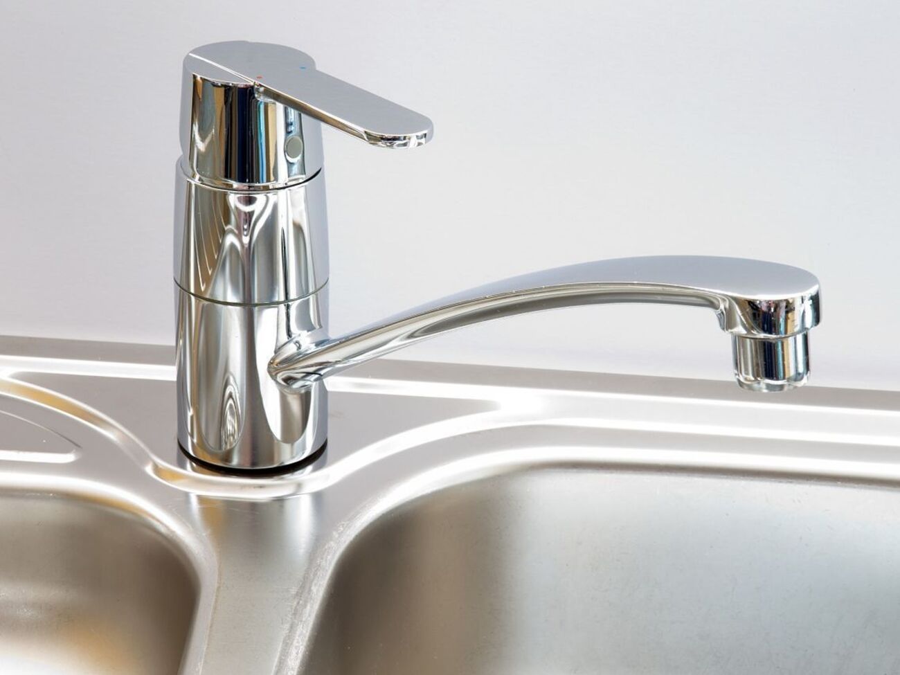 В Лисичанском горсовете призвали всех потребителей "Лисичанскводоканала" погасить долги за водоснабжение