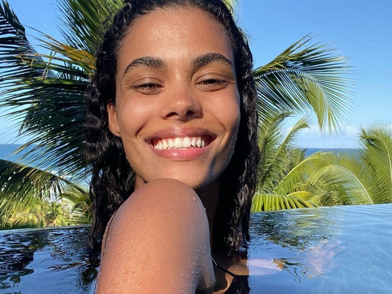 Кунаки позировала в купальнике