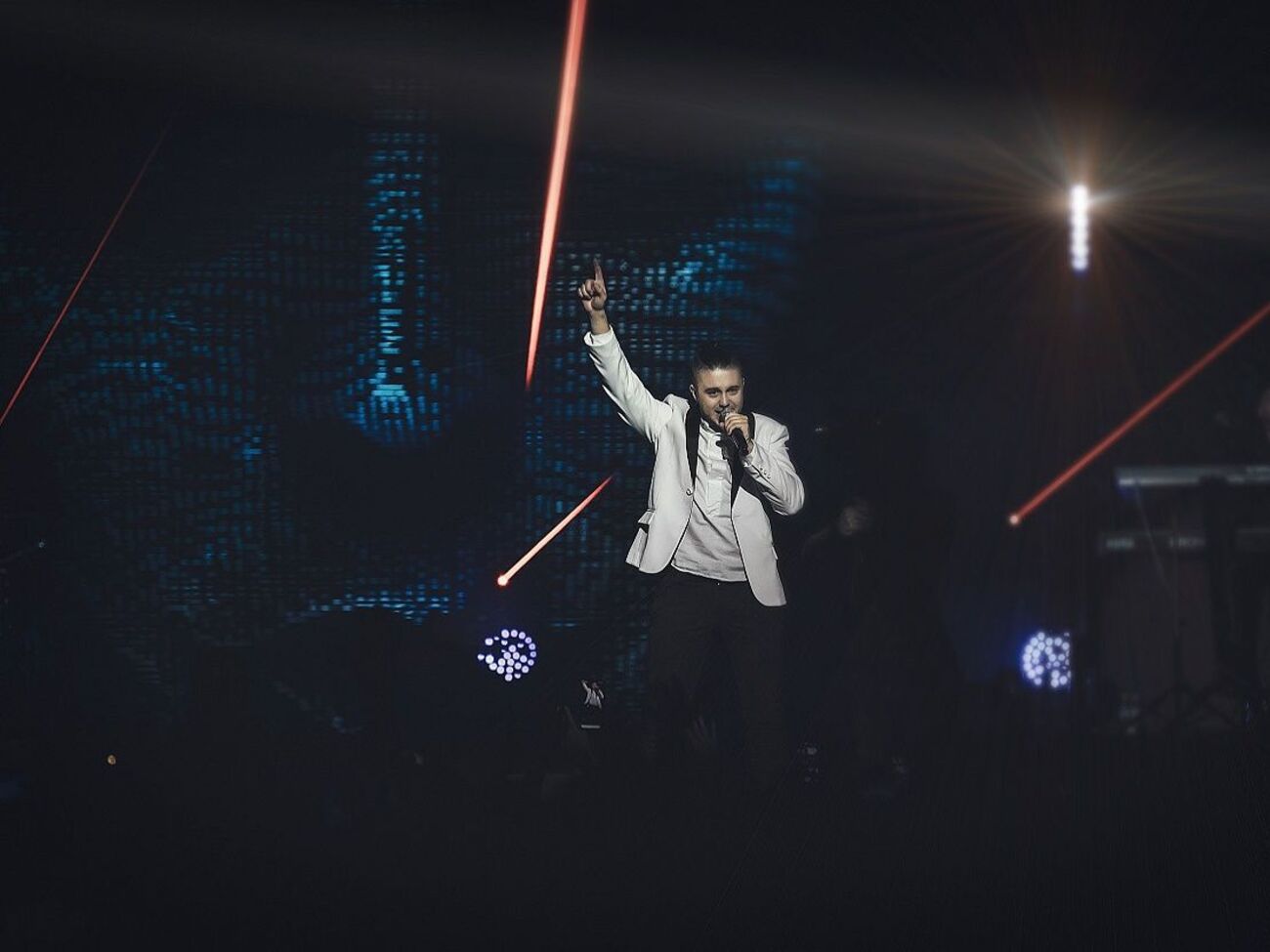 Ролик являє собою концертне відео