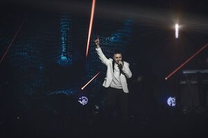 Ролик являє собою концертне відео