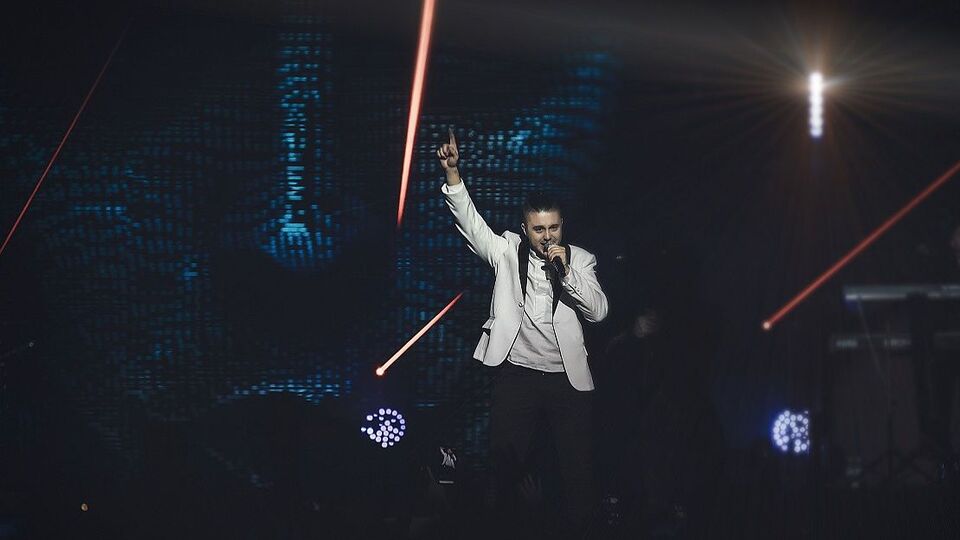 Ролик являє собою концертне відео